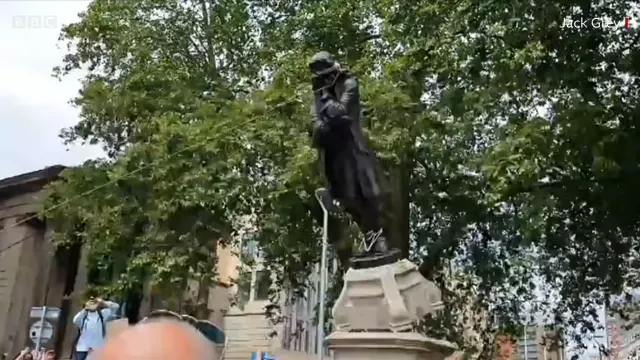 DĂRÂMAM ȘI NOI STATUI?