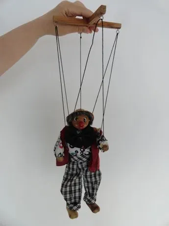 CINE SUNT MARIONETELE?