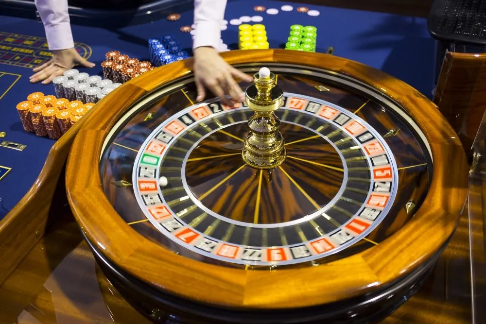 NE JOACA CINEVA LA RULETA?