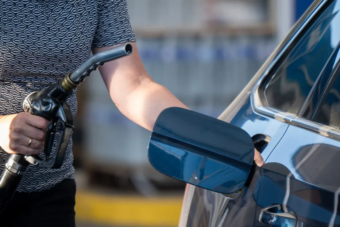 Propunerea AUR pentru scăderea prețului carburanților. Proiectul ajunge în Parlament