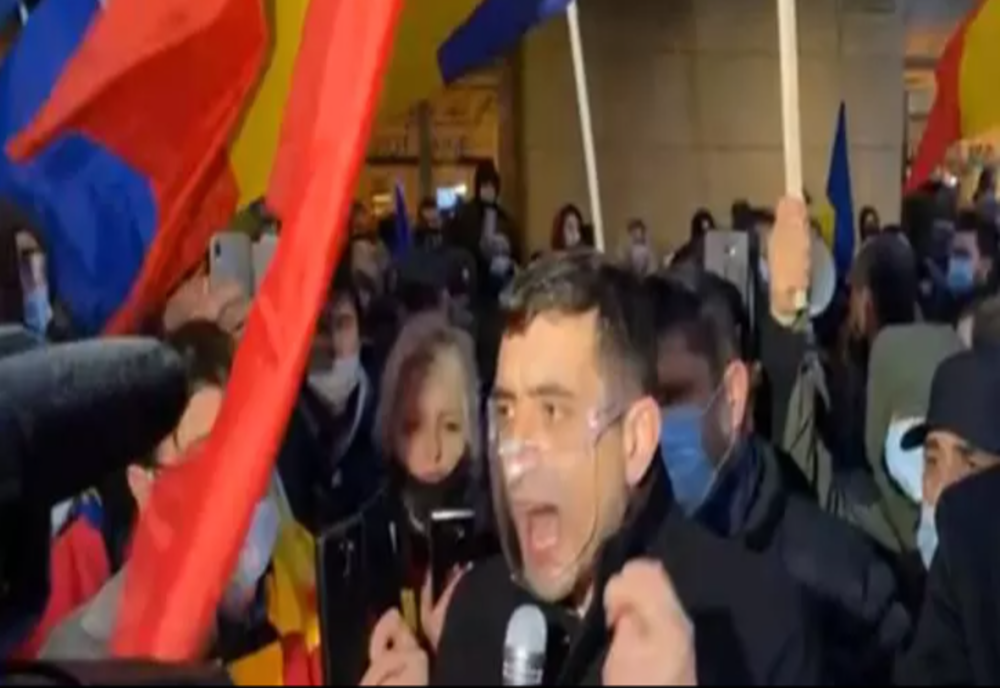Protest în fața MAI. Oamenii strigă „DEMISIA!”