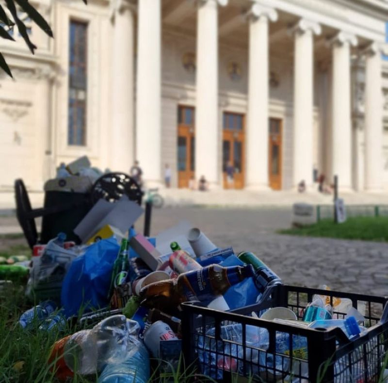 Liderul PSD sector 1 pozează gunoiul de la Ateneu - simbol al administrației Clotilde