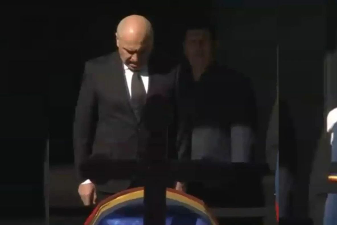 Ilie Bolojan, la catafalcul lui Mircea Lucescu. Premierul României i-a adus un ultim omagiu legendarului antrenor