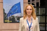 Gabriela Firea: Noi drepturi pentru pasagerii aerieni din UE. Bagaj de mână gratuit și despăgubiri de până la 600 de euro pentru zborurile întârziate