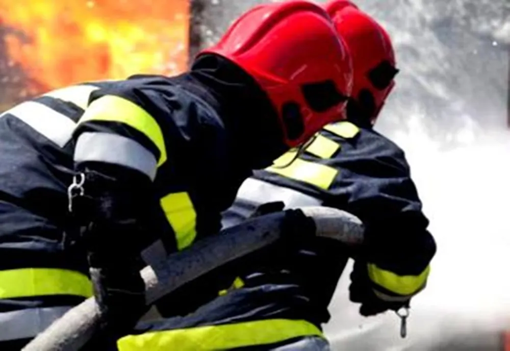 În cât timp au intrat salvatorii în salonul mistuit de flăcări. Desfășurarea incredibilă a pompierilor