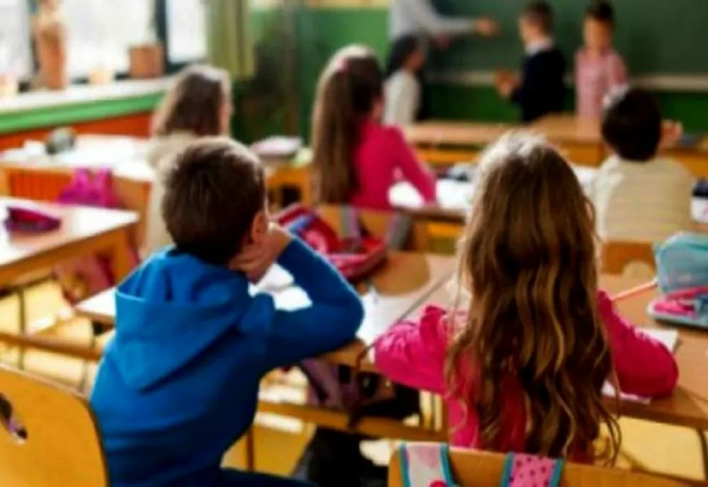 ATENȚIE, PĂRINȚI! Decizie de ultimă oră pentru elevi. Anumite măști devin INTERZISE, iar elevii pot fi vaccinați în școli