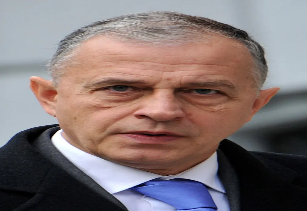 Mircea Geoană, între lesă și bărbăția politică 
